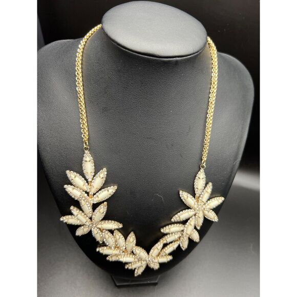 Talbots Overlapping Flower Necklace - Picture 7 of 9